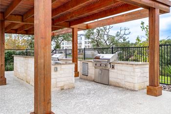 outdoor grilling area at Reveal at Onion Creek apartments